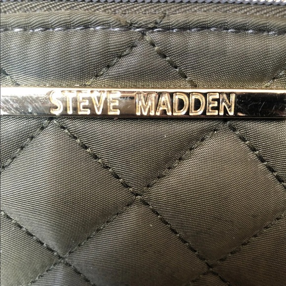 Steve Madden side bag with recharging battery pack - Picture 2 of 4